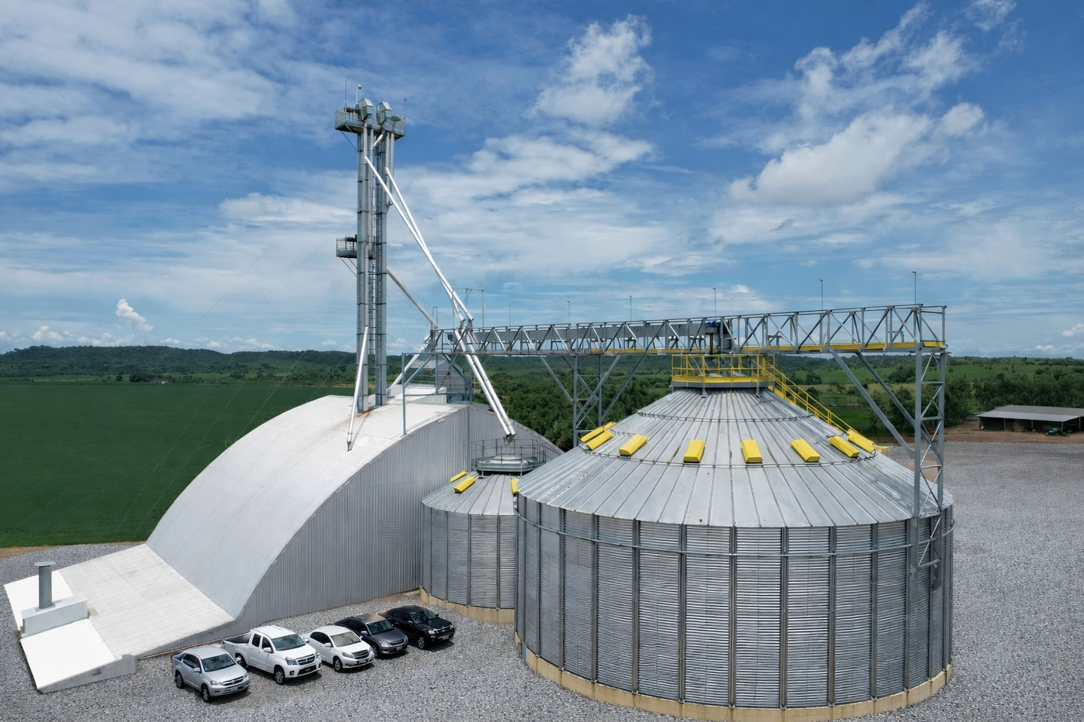 Colheitadeiras trabalhando no campo de soja